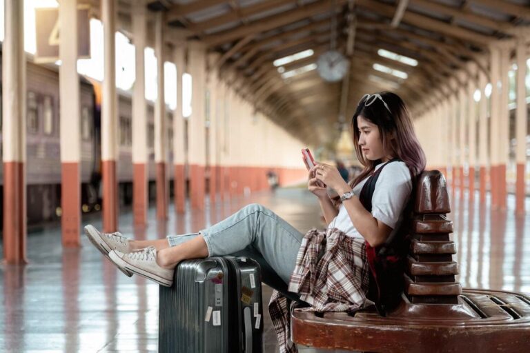 Essential Safety Tips and Apps for Solo Female Travelers in India.